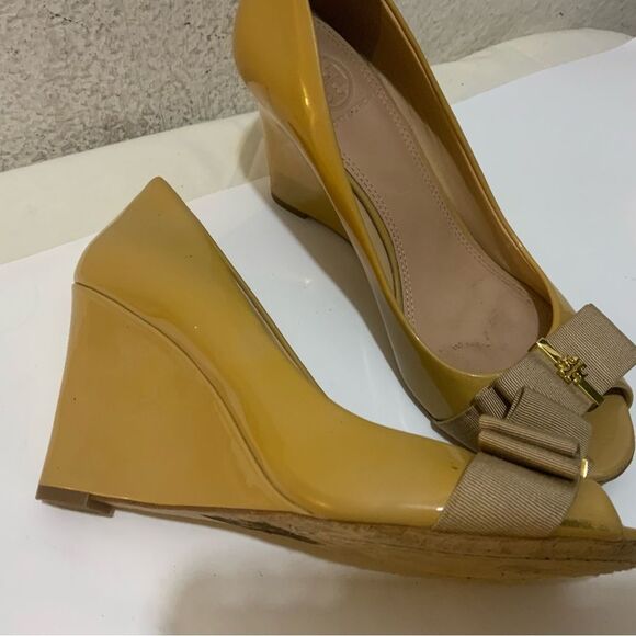 Tory Burch Trudy Open Toe Wedge Bow Patent Leather Nude 7 US Gold Logo - Picture 4 of 8
